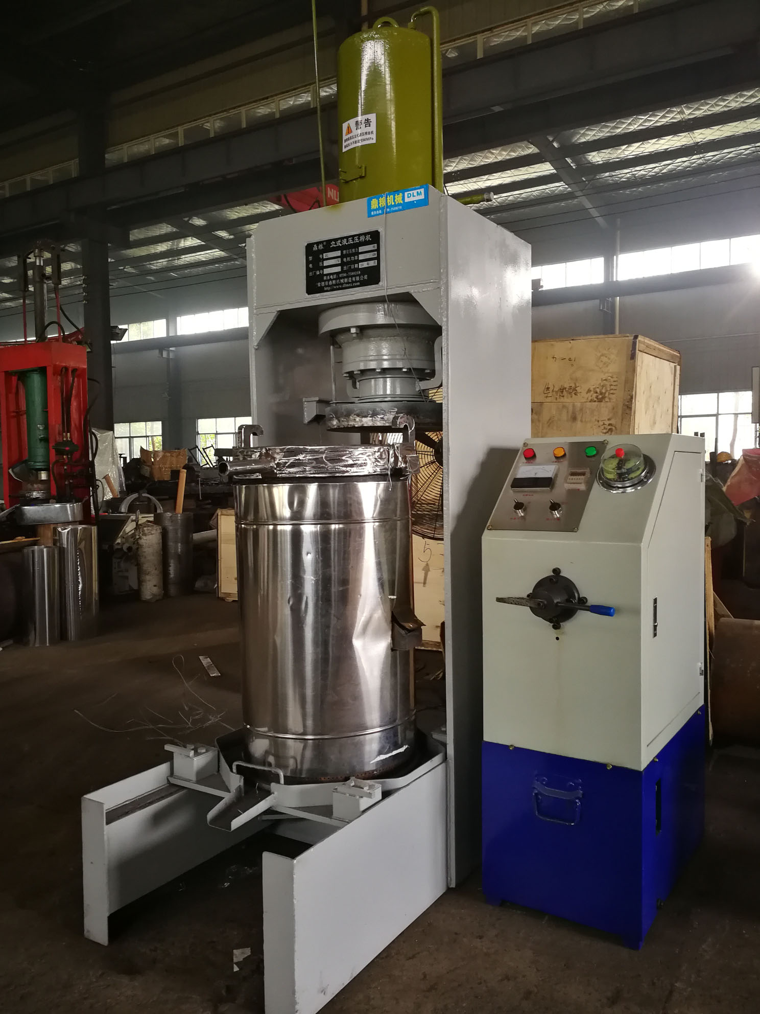 不銹鋼超高壓立式液壓壓榨機(jī)，果汁壓榨機(jī)，果渣壓榨機(jī)，藥材壓榨，油渣處理，白土壓榨